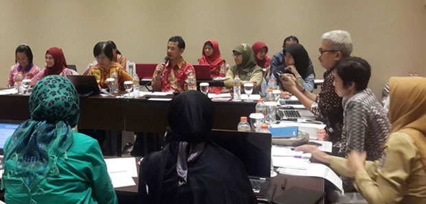 Pemaparan materi oleh dr. Hanevi Djasri, MARS. (dok.divisi mutu pkmk fk ugm) rep13jan-1